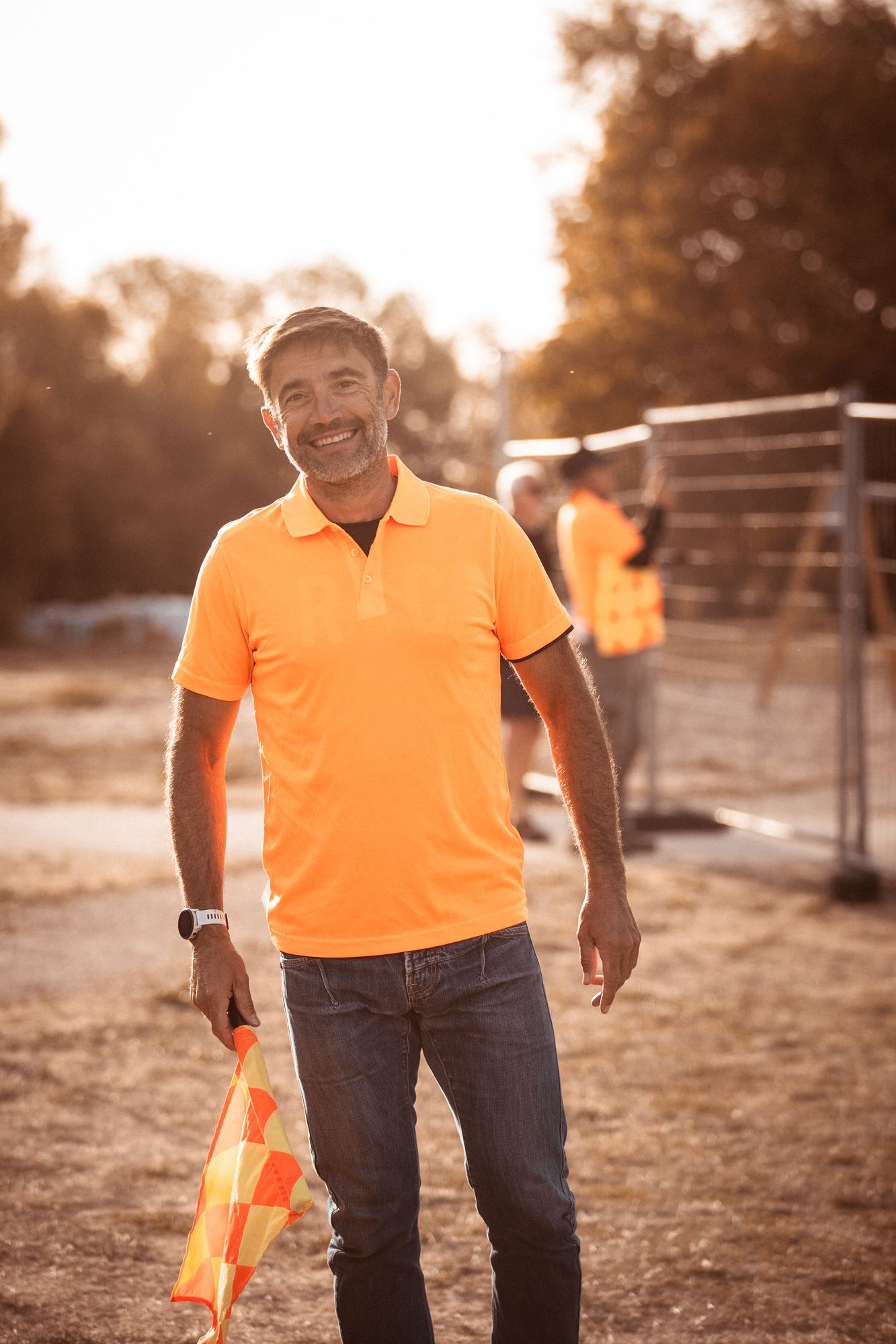 Portrait d'un bénévole en polo orange, édition Madine 2026