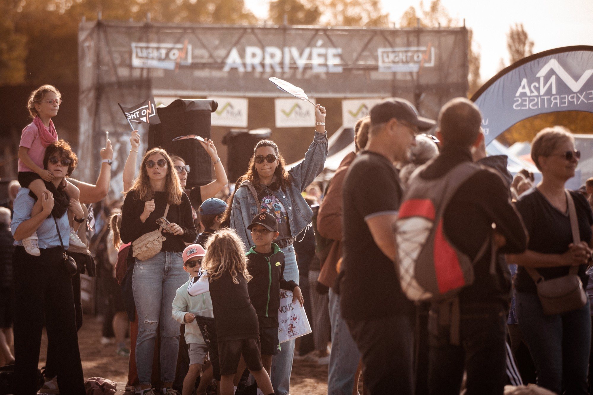 Supporters et enfants devant l'arche d'arrivée LIGHT ON à Madine