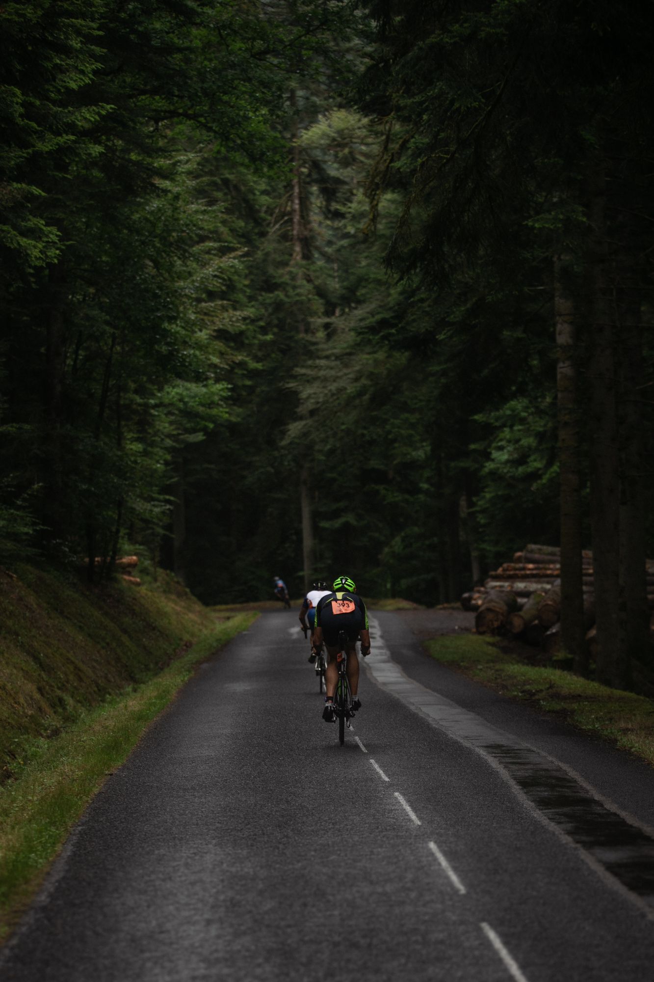 Triathlète à vélo sur une route forestière autour du lac de Pierre-Percée